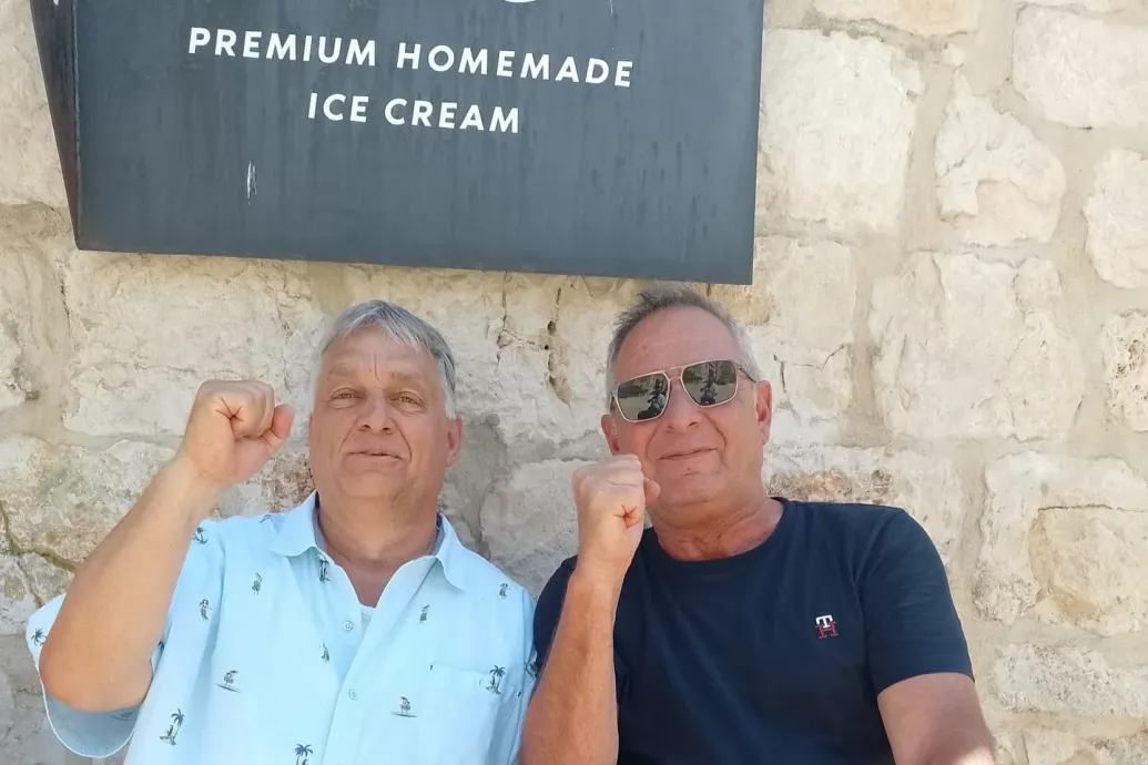 Idén is Horvátországban nyaral Orbán Viktor, ökölbe szorított kézzel pózolt egy étterem-tulajdonossal