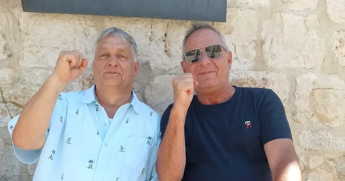 Idén is Horvátországban nyaral Orbán Viktor, ökölbe szorított kézzel pózolt egy étterem-tulajdonossal
