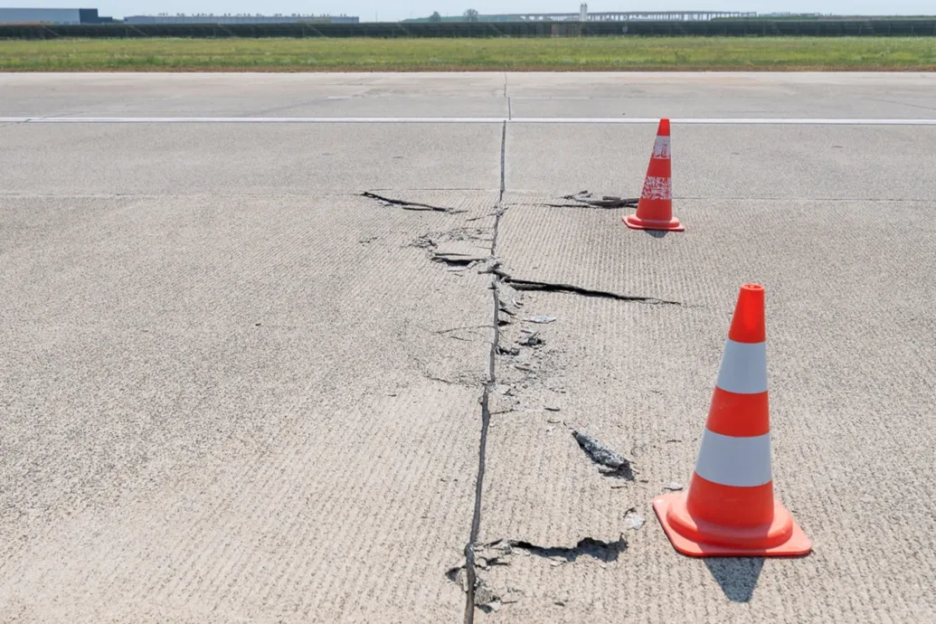 Kijavították a hőségben tönkrement futópályáját a debreceni reptéren