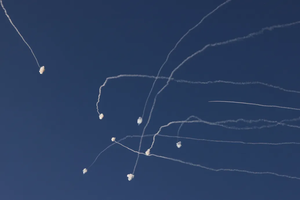 A Hezbollah négy hullámban száz rakétát lőtt ki Izraelre