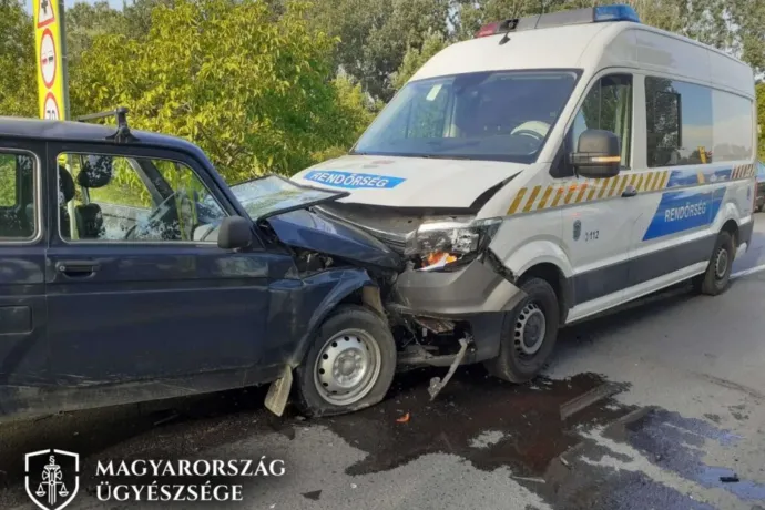 Büntetőfékezett, fejszenyéllel esett egy rendőrautónak, majd kilencvennel beleszállt egy rendőségi kisbuszba a Pest megyei ámokfutó