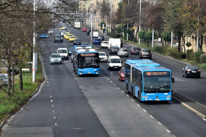 Késsel fenyegettek és kiraboltak egy 16 éves fiút egy Budapest belvárosába tartó buszon