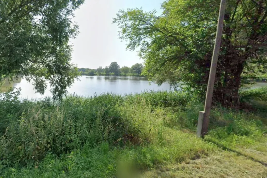 Megállították a rendőrök Oroszlányon, egy tavon keresztül menekült el, megint megállították, mire egy patakmederbe fojtotta volna a rendőrt