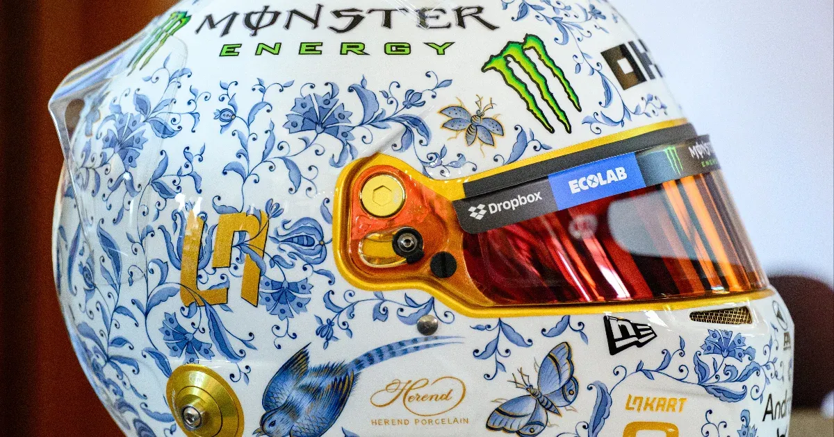 Lando Norris Herendi mintás bukósisakban versenyez a Hungaroringen