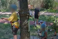 Eltiltja a Magyar Karate Szakszövetség azt az edzőt, aki durván felrúgott egy gyereket a szolnoki kalandparkban