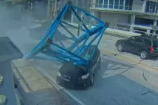 Videón, ahogy egy daru lezuhanó darabja pont eltalált egy autót Floridában, amiből sértetlenül szállt ki a sofőr