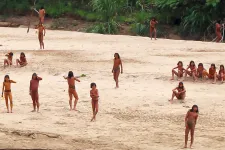 Ritka felvételeken tűnt fel a világ legnagyobb, civilizációtól elzárt törzse a perui dzsungelben