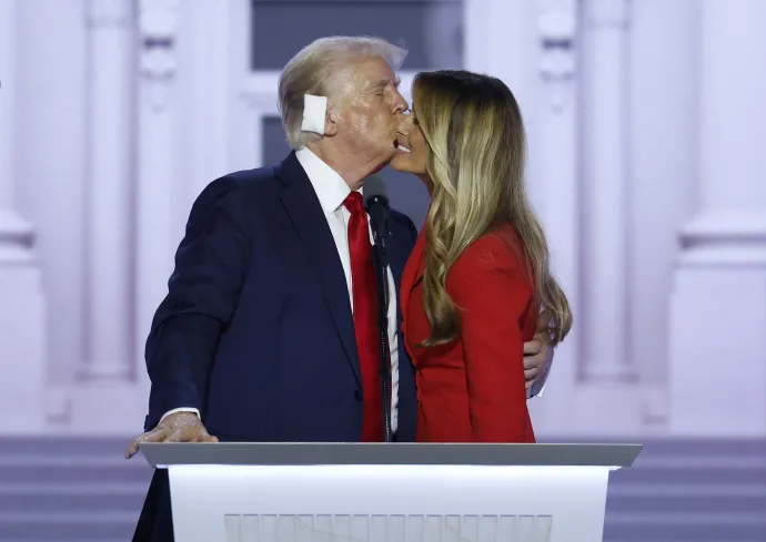 Donald Trumpot a beszéd után a színpadon köszöntötte felesége, Melania Trump – Fotó: Chip Somodevilla / Getty Images / AFP 