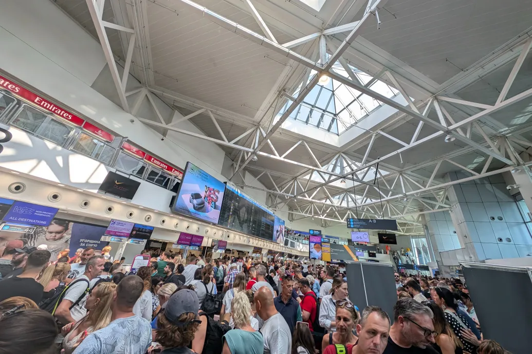 A budapesti reptéren is fennakadást okoz a globális informatikai hiba, az utasfelvételnél van gond