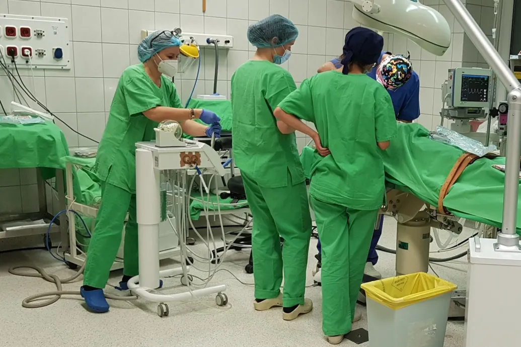 Magyar Péter félmillió forintot ajánlott fel a Beteshda Gyermekkórháznak az elromlott klíma miatt