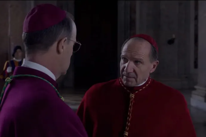 Ralph Fiennes a pápa halála után konteózgat a bíborosok thrillerében