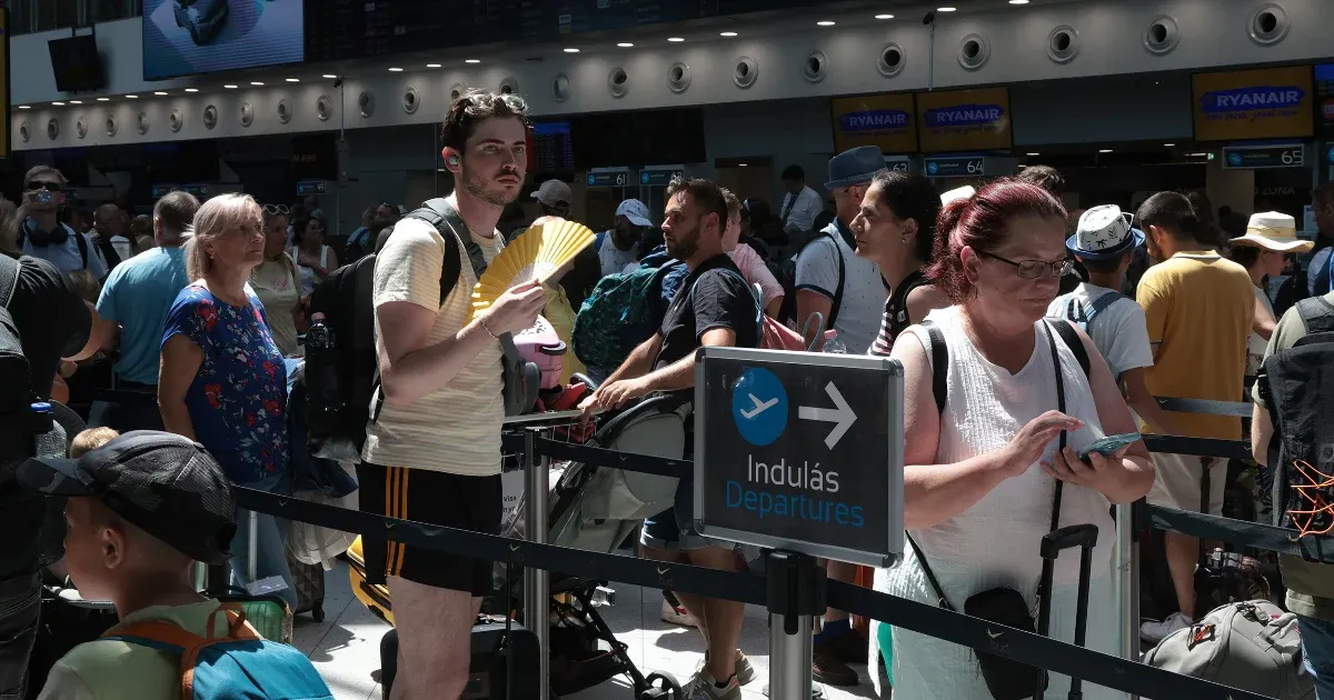 Komplett, összerakott utazásunk volt, most valószínűleg borul minden – riport a budapesti reptérről
