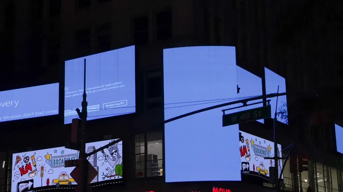 A CrowdStrike hibás frissítése miatti hibaüzenetek a Times Square kivetítőin, New Yorkban, 2024. július 19-én – Fotó: Selcuk Acar / Anadolu / AFP