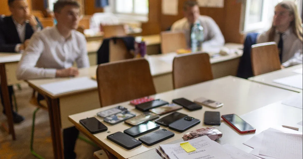Szeptember elsejétől betiltanák a diákok mobiljait az iskolákban egy új tervezet szerint