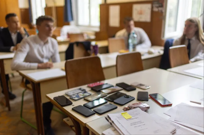 Ja, meg a vécében is sokan telóznak, szóval aki akar, az úgyis kitalál valamit