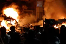 Zavargást robbantott ki Leedsben a dühös román közösség, rendőrautót fordítottak fel, és egy buszt is felgyújtottak