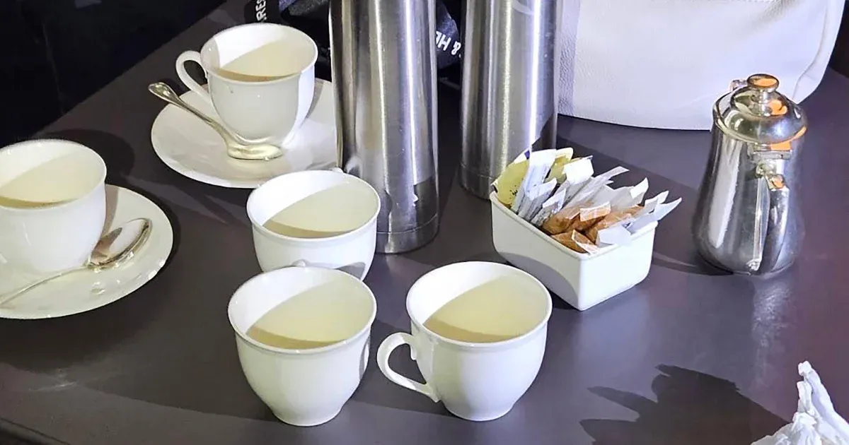 Egy zárt hotelszoba, hat halott és cianidos tea