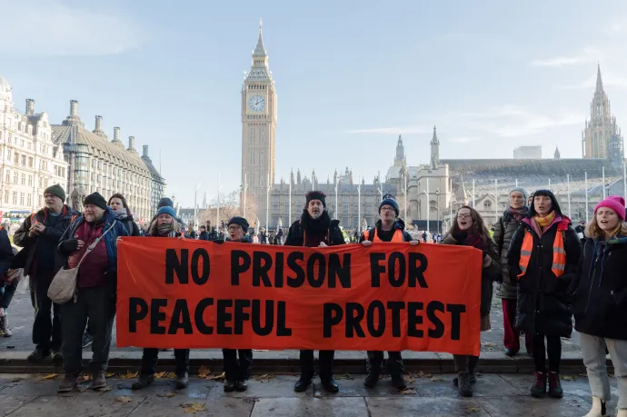 Négy napra leállították a brit autópálya forgalmát, rekord-börtönbüntetést kapott az öt klímaaktivista