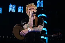 Zseniális egyemberes show-t hozott le Ed Sheeran, akin a rossz hangosítás sem fogott ki