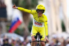 Történelmet írt Tadej Pogačar: a szlovén fenomén a Giro után a Tourt is megnyerte