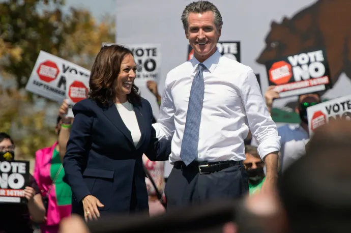 Kamala Harris alelnök és Gavin Newsom kaliforniai kormányzó San Leandróban 2021. augusztus 9-én – Fotó: Saul Loeb / AFP