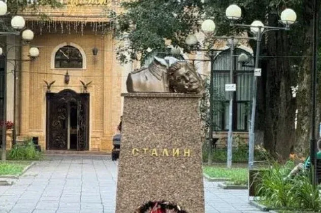 Kalapáccsal ütötték le Sztálin mellszobrának fejét egy moszkvai parkban