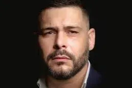 Szombat hajnalban őrizetbe vették, majd rabosították a Puzsért megverő újságírót