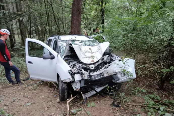 Szakadékba zuhant egy autó a Nyergestetőn, egyik utasa meghalt