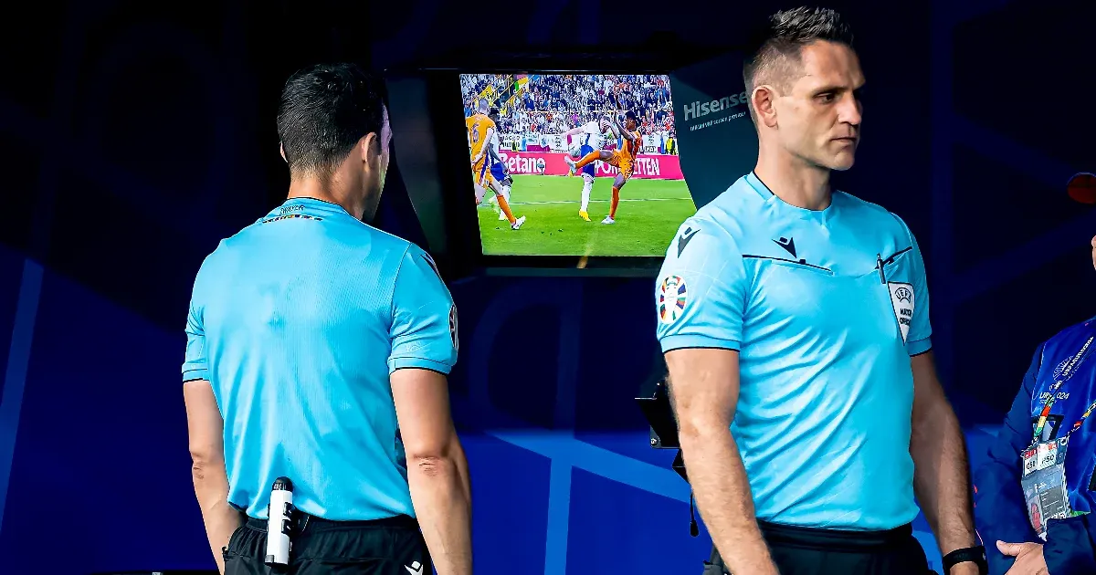 Halpogácsát dobáltak a pályára, így tiltakoztak a norvég focidrukkerek a videóbíró ellen