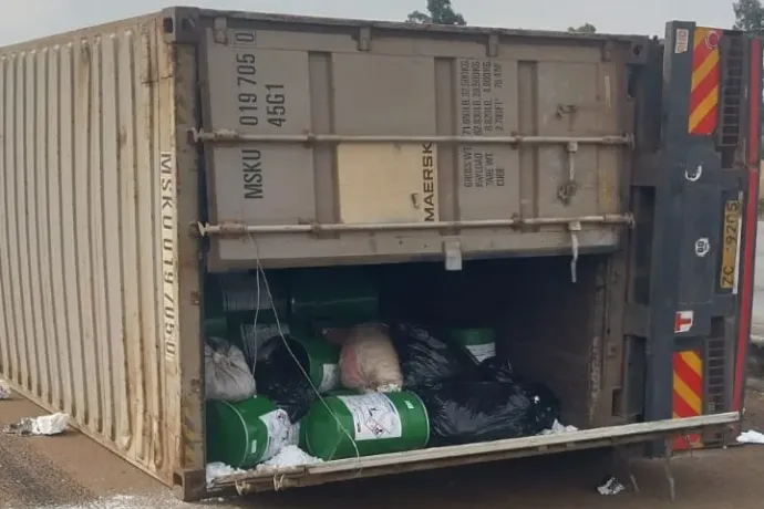 Felborult teherautóból loptak el mérgező anyagot rejtő tartályokat Kenyában
