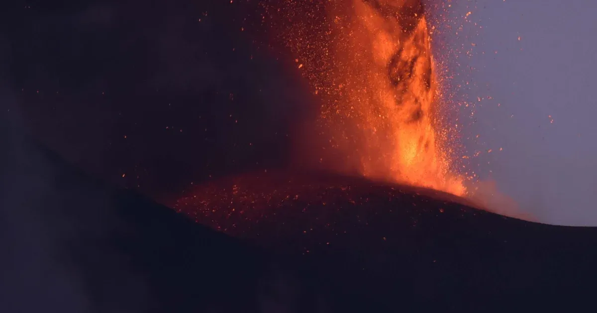 Catania airport had to be closed again due to the eruption of Mount Etna.