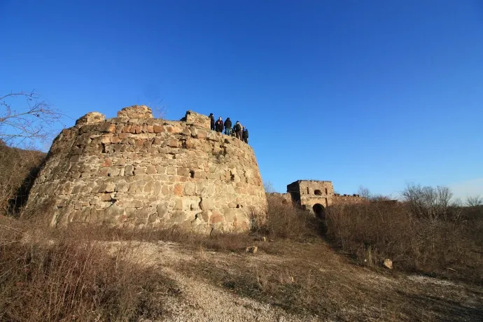 Mackó-barlang, lefelé a Kevélyről, egri vár műrom – Fotó: Tenczer Gábor / Telex