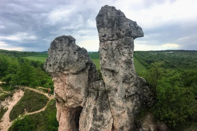 Teve-szikla, árvalányhaj-mező, Gyopáros-barlang – Fotó: Tenczer Gábor / Telex