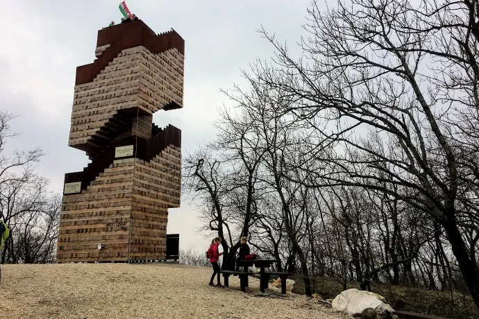 Jenga-torony, kilátás a Jengáról, Klastrompuszta a Kémény-szikláról – Fotó: Tenczer Gábor / Telex