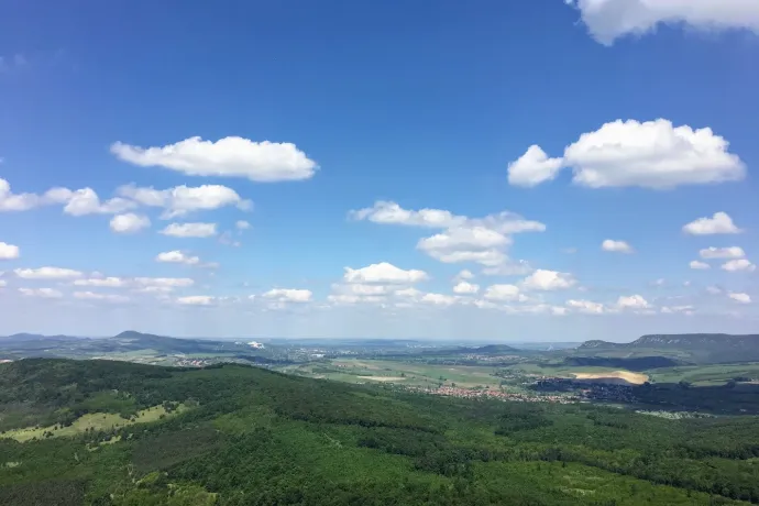 Jenga-torony, kilátás a Jengáról, Klastrompuszta a Kémény-szikláról – Fotó: Tenczer Gábor / Telex