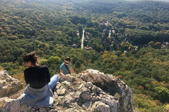 Jenga-torony, kilátás a Jengáról, Klastrompuszta a Kémény-szikláról – Fotó: Tenczer Gábor / Telex