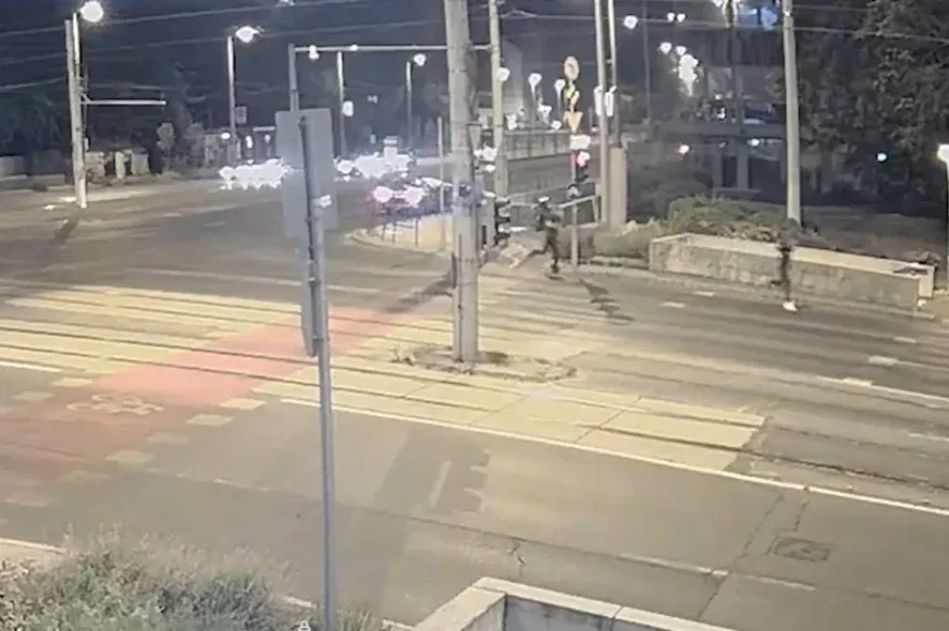 Futva menekült a piros lámpán átszáguldó Mercedes sofőrje, miután letarolt egy Suzukit