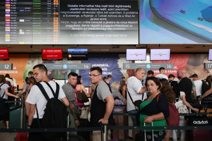 Utasok várakoznak a Liszt Ferenc Nemzetközi Repülőtéren 2024. július 19-én, a globális informatikai hiba Budapesten is fennakadásokat okozott a légiközlekedésben – Fotó: Hevesi-Szabó Lujza / Telex
