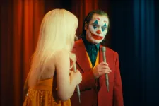 Bohóckultusz és a káosz uralkodik a Joker folytatásában