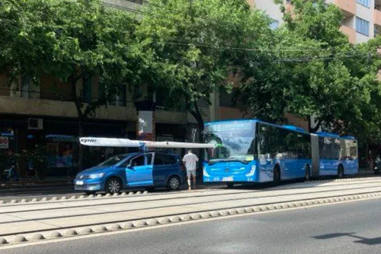 Egy 4-6-os villamospótló felnyársalta magát egy kajakra