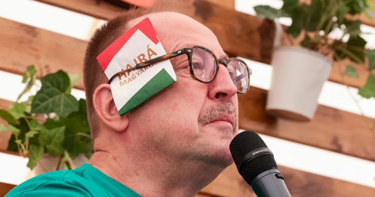 Németh Zsolt Hajrá, magyarok! papírzacskót akasztott a fülére Tusványoson, így állt ki Trump mellett