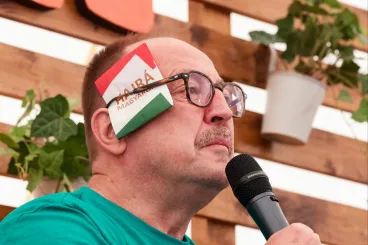 Németh Zsolt Hajrá, magyarok! matricát ragasztott a fülére Tusványoson, így állt ki Trump mellett