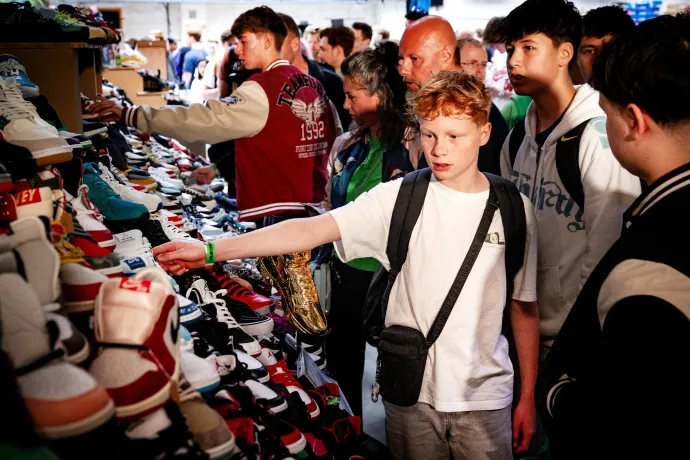 Látogatók az amszterdami Sneakernessen – Fotó: Ramon Van Flymen / AFP