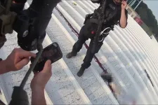 Testkamera-felvételeken látható, ahogy a rendőrök a Trumpra rálövő merénylő holtteste mellett beszélgetnek