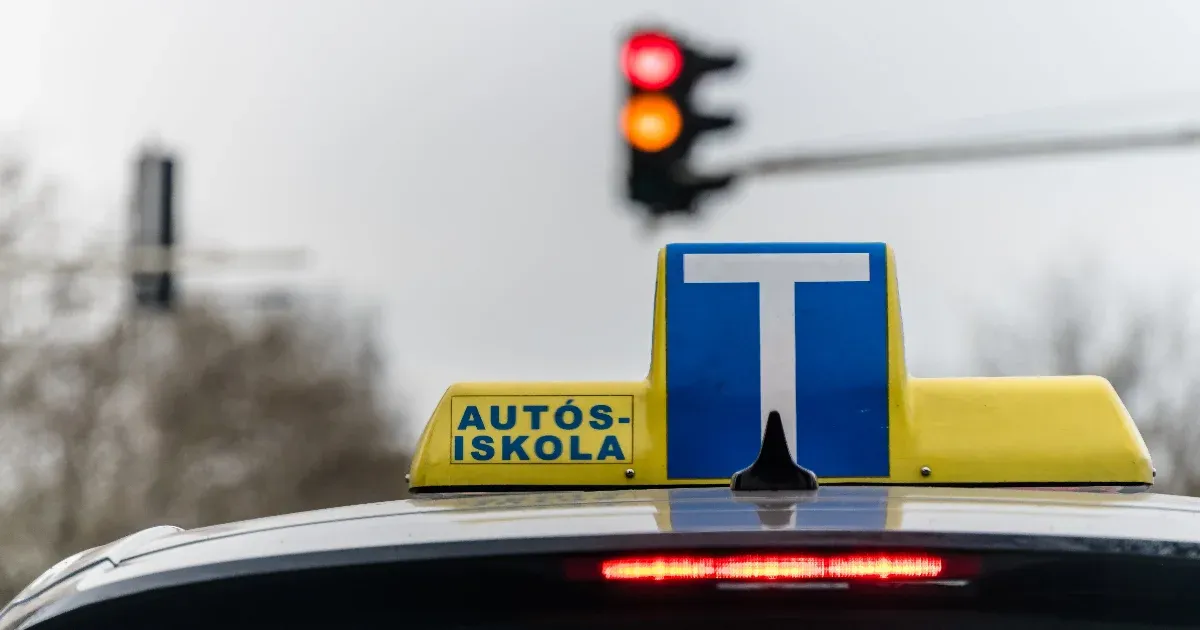 Most még szabálysértés, de tervezik, hogy a tanulóvezetők családtaggal is gyakorolhassanak a forgalomban