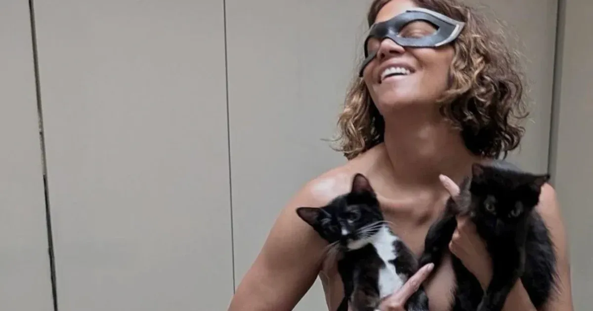 Mentett cicákkal takarta magát a félmeztelen Halle Berry
