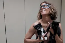 Mentett cicákkal takarta magát a félmeztelen Halle Berry
