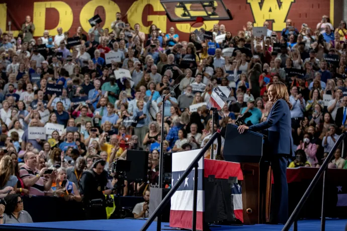  Kamala Harris alelnök beszél a támogatóihoz a West Allis Central High Schoolban tartott kampánygyűlésen 2024. július 23-án – Fotó: Jim Vondruska / Getty Images