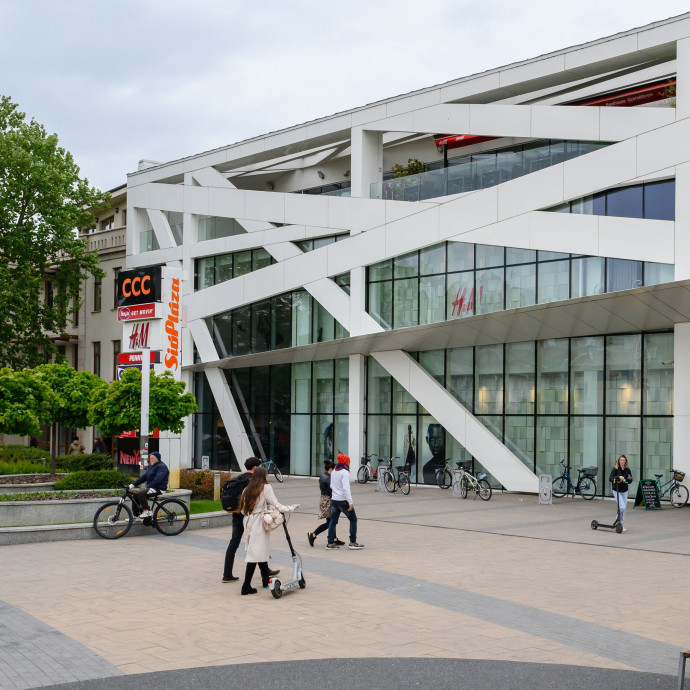 Hiába nőnek meglepően a fizetések, nem merjük elkölteni