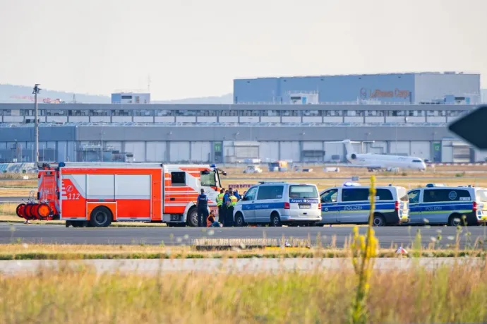 Klímaaktivisták ragasztották magukat a frankfurti reptér kifutójához